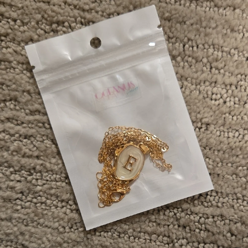 NWT Oceanus The Label Oyster Shell Initial Necklace-E